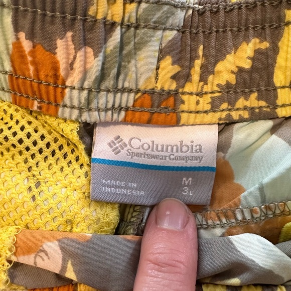 Columbia Women’s Shorts, Medium, Neutral Beige, Yellow Floral - Picture 4 of 4